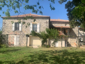 Logement dans maison en pierre à la campagne